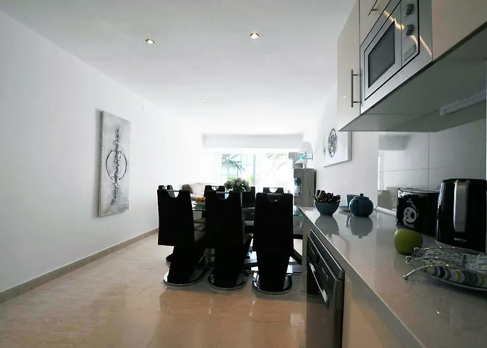 Townhouse On The 1st Line By Altamarhomes *