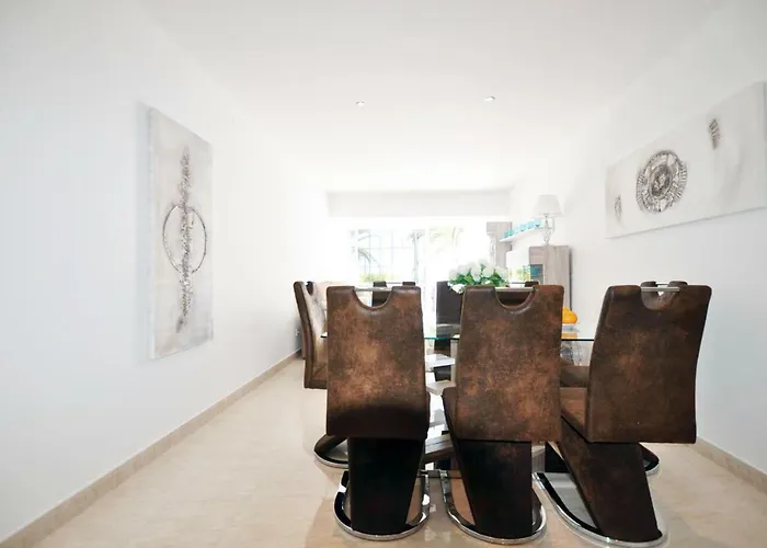 Townhouse On The 1st Line By Altamarhomes アパート