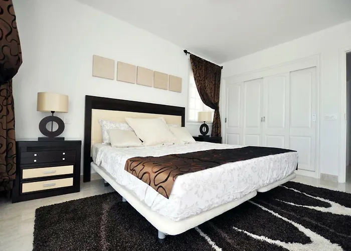 アパート Townhouse On The 1st Line By Altamarhomes アデヘ