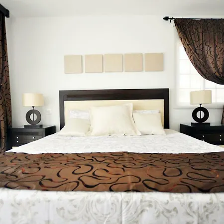 アパート Townhouse On The 1st Line By Altamarhomes